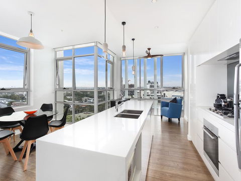 As The Sun Sets - Modern And Spacious 2BR Zetland Apartment Facing The Setting Sun - Northern Rivers Accommodation 2