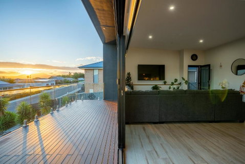 Luxurious Hobart Holiday Home With Stunning Bay Views - Affordable, Family-Friendly, And Stylish - Northern Rivers Accommodation 3