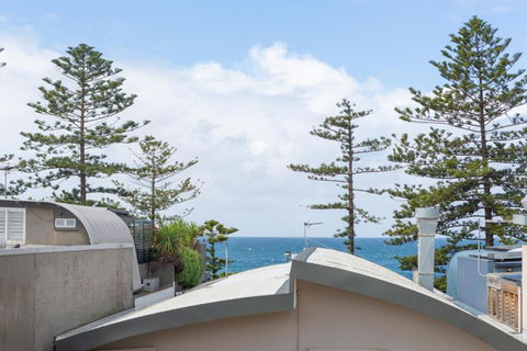 MadeComfy Trendy Apartment On Dee Why Beach - Northern Rivers Accommodation 2