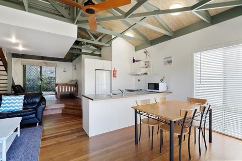 MAIN STAY - 100m To Patrolled Beach, Pool, Wifi, Close To Cafes - Northern Rivers Accommodation 3