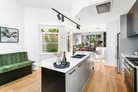 MANHATTAN STYLE 3 STORY LUXURY IN ST PETERS - Northern Rivers Accommodation 0