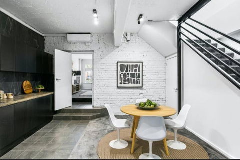 MANHATTAN STYLE 3 STORY LUXURY IN ST PETERS - Northern Rivers Accommodation 1