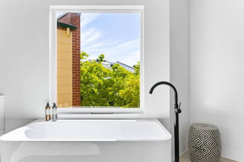 MANHATTAN STYLE 3 STORY LUXURY IN ST PETERS - Northern Rivers Accommodation 2