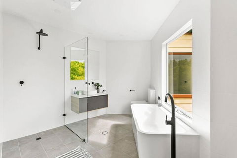 MANHATTAN STYLE 3 STORY LUXURY IN ST PETERS - Northern Rivers Accommodation 3