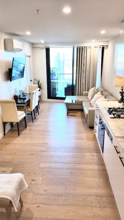 M-city Shopping Center Apartment - Executive Twin King Ensuites - Fully Equipped - Free Parking, Fast Wifi, Smart TV, Netflix, Complementary Drinks & Amenities - Clayton 3168 - Northern Rivers Accommodation 3
