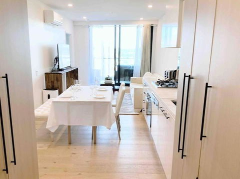 M-city Shopping Center Apartment - Executive Twin King Ensuites - Fully Equipped - Free Parking, Fast Wifi, Smart TV, Netflix, Complementary Drinks & Amenities - Clayton 3168 - Northern Rivers Accommodation 0