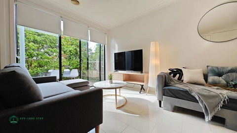 Modern 2-Bedroom Townhouse Near DFO & RMIT - Northern Rivers Accommodation 0