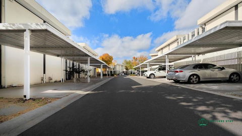 Modern 2-Bedroom Townhouse Near DFO & RMIT - Northern Rivers Accommodation 2