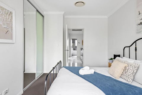 Modern Ensuite Queen Room - Serene Spot At Revesby - Northern Rivers Accommodation 3