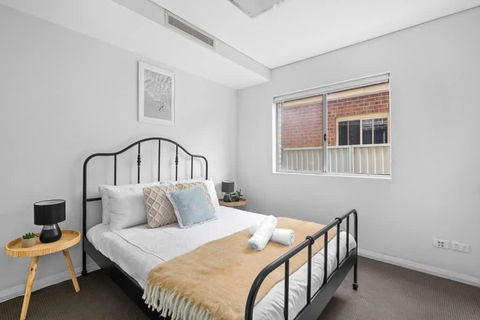 Modern Ensuite Queen Room - Serene Spot At Revesby - Northern Rivers Accommodation 0