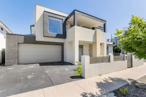 Modern Mansion In Lightsview By Host Solutions - Northern Rivers Accommodation 1