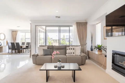 Modern Mansion In Lightsview By Host Solutions - Northern Rivers Accommodation 2
