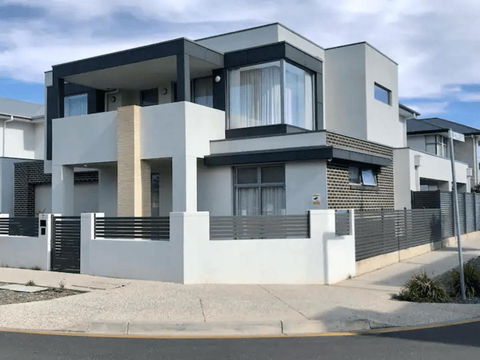 Modern Mansion In Lightsview By Host Solutions - Northern Rivers Accommodation 0