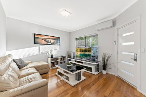 Modern Scarborough Townhouse - Northern Rivers Accommodation 1