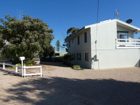 Moonta Bay Stylish Large Home 3 Min Walk From Beach And Jetty - Northern Rivers Accommodation 1