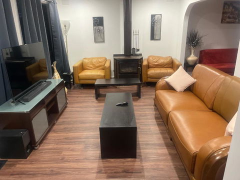 Newly Renovated House Near Melbourne Airport - Northern Rivers Accommodation 3