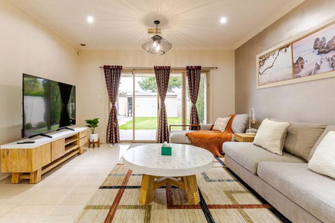 Morden Elegant 4 Bedroom House - Northern Rivers Accommodation 1