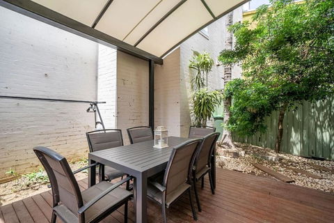Newtown Nest - Chic Terrace Living Off King Street - Northern Rivers Accommodation 2