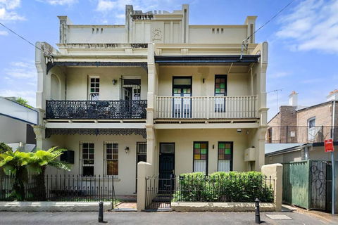Newtown Nest - Chic Terrace Living Off King Street - Northern Rivers Accommodation 3