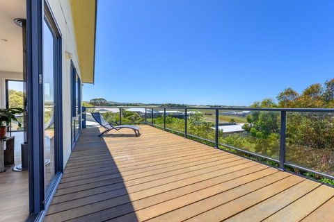 Ocean & Country Views, Spa, Pets Welcome, Fireplace - Your Ocean Oasis 10 Minutes To Phillip Island - Northern Rivers Accommodation 2