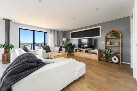 Ocean & Country Views, Spa, Pets Welcome, Fireplace - Your Ocean Oasis 10 Minutes To Phillip Island - Northern Rivers Accommodation 3