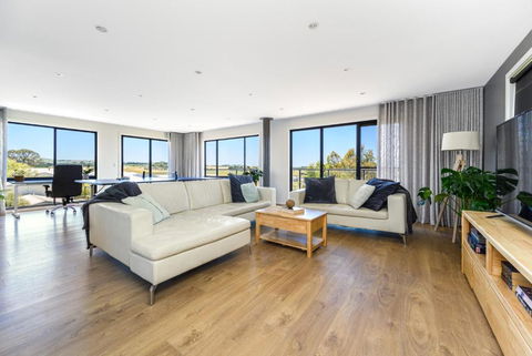 Ocean & Country Views, Spa, Pets Welcome, Fireplace - Your Ocean Oasis 10 Minutes To Phillip Island - Northern Rivers Accommodation 1