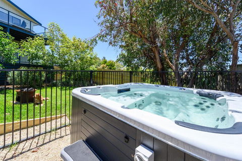 Ocean & Country Views, Spa, Pets Welcome, Fireplace - Your Ocean Oasis 10 Minutes To Phillip Island - Northern Rivers Accommodation 0