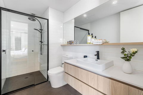 Park Life! Elegant & Sun-Filled 2 Bed 2 Bath Home In Caulfield North - Northern Rivers Accommodation 2