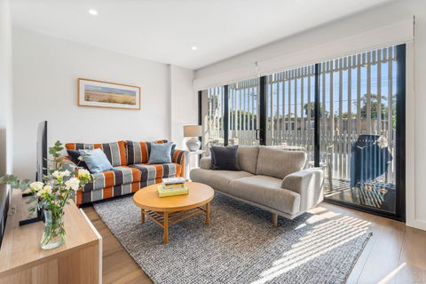 Park Life! Elegant & Sun-Filled 2 Bed 2 Bath Home In Caulfield North - Northern Rivers Accommodation 0