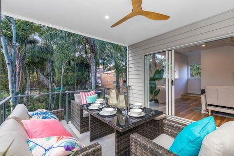 Park Avenue Townhouse Retreat Brisbane Sleeps 10 - Northern Rivers Accommodation 2