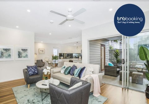 Park Avenue Townhouse Retreat Brisbane Sleeps 10 - Northern Rivers Accommodation 0