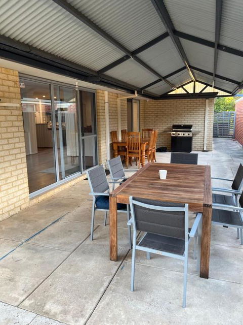 Parkside Pool Home In Aubin Grove - Northern Rivers Accommodation 3