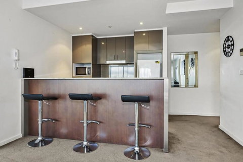 Portside Bliss Your Urban Escape In Melbourne - Northern Rivers Accommodation 3