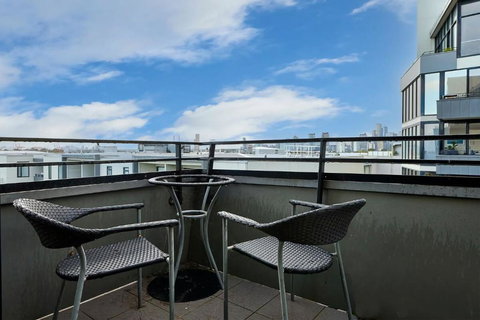 Portside Bliss Your Urban Escape In Melbourne - Northern Rivers Accommodation 1