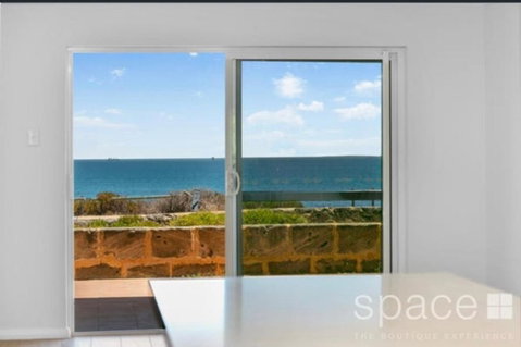 Perfect Oceanfront Cottesloe Apartment - Northern Rivers Accommodation 2
