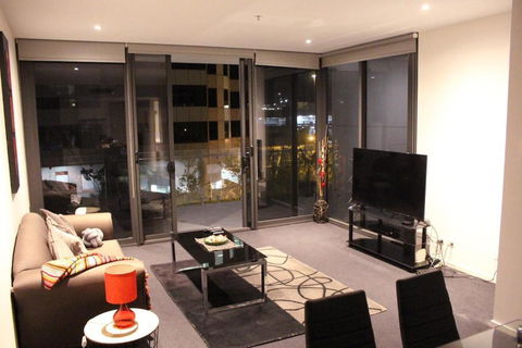Perfectly Located Modern Apartment - Canberra CBD - Northern Rivers Accommodation 1