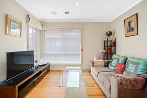 Perfectly Located Townhouse In Heart Of Ringwood - Northern Rivers Accommodation 1