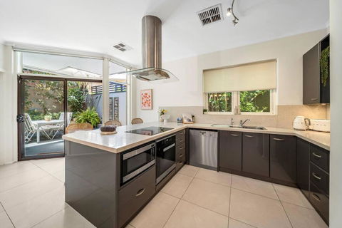 Petal And Bloom - 3BR Family CBD - Northern Rivers Accommodation 1