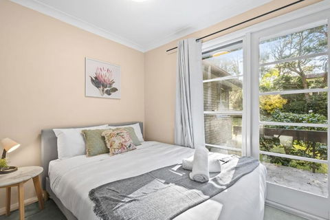 Quaint Queen Room In Pymble - Private Spot - Shared Bathroom - Northern Rivers Accommodation 1
