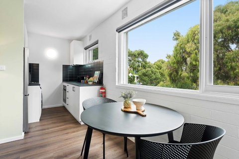 Pristine 1-Bed Unit Moments From Royal Park - Northern Rivers Accommodation 1