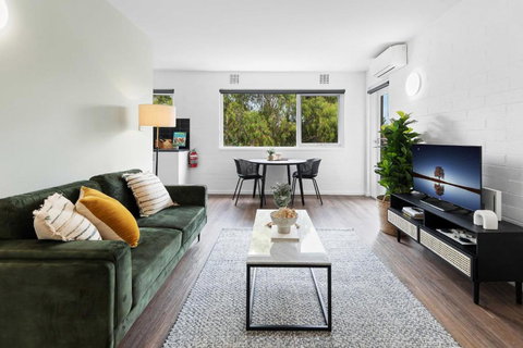 Pristine 1-Bed Unit Moments From Royal Park - Northern Rivers Accommodation 0