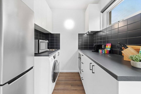 Pristine 1-Bed Unit Moments From Royal Park - Northern Rivers Accommodation 2