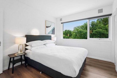 Pristine 1-Bed Unit Moments From Royal Park - Northern Rivers Accommodation 3