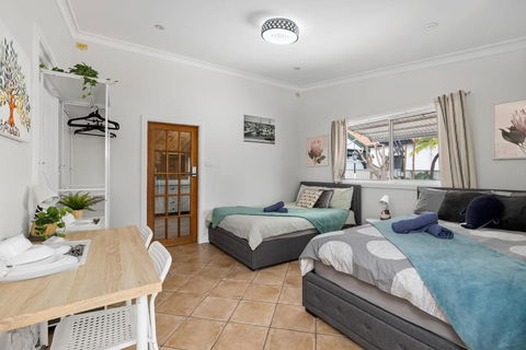 Quadruple Ensuite Room - Nearby Stations & Shops - Northern Rivers Accommodation 0