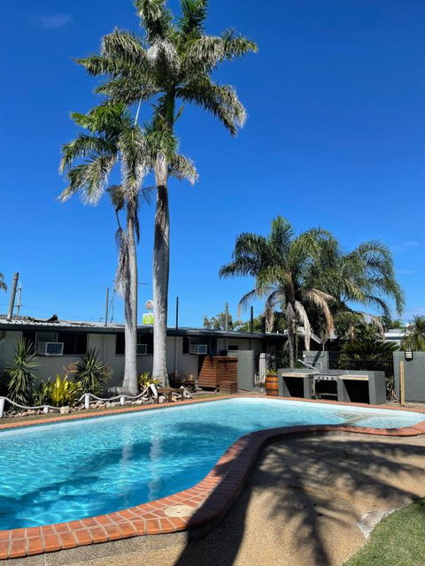 Queens Beach Hotel - Northern Rivers Accommodation 2