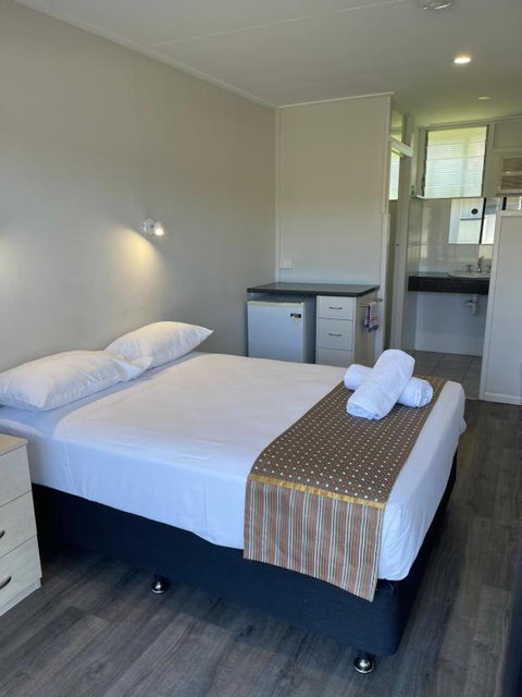 Queens Beach Hotel - Northern Rivers Accommodation 0