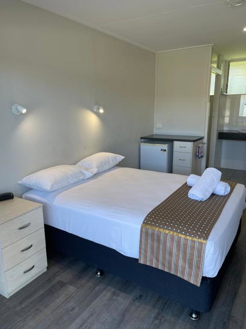 Queens Beach Hotel - Northern Rivers Accommodation 3