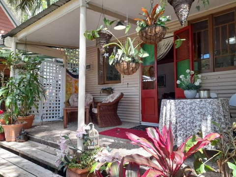 Quirky Cottage In Centre Of Maleny, Walk Everywhere - Northern Rivers Accommodation 3
