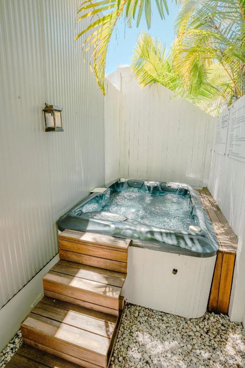 Private Outdoor Spa, Fire Pit, Cinema Room - THE COTTAGE COOLUM BEACH - Northern Rivers Accommodation 0