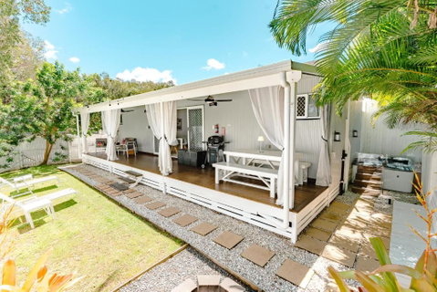 Private Outdoor Spa, Fire Pit, Cinema Room - THE COTTAGE COOLUM BEACH - Northern Rivers Accommodation 1
